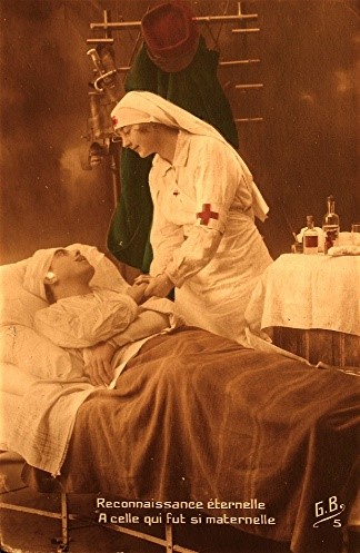 Une image d'antan où l'on voit ue infirmière au chavet d'un malade; L'infirmière, souriante, parle avec le patient qui la regarde en lui tenant les mains; Une note en bas de la photo : "Reconnaissance éternelle A celle qui fût si maternelle".