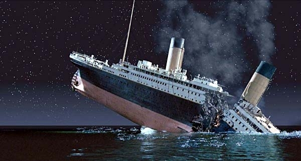 le naufrage du Titanic au moment où la coque du navire se coupe en deux, et qu'une partie est déjà englouti . Il fait nuit et le ciel est étoilé, aucun autre navire à l'horizon.