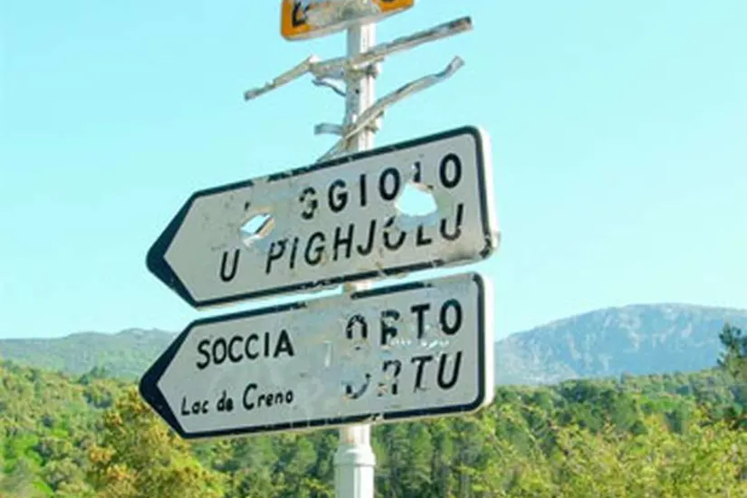 panneaux d'agglomération, illisibles car criblés de balles. Inutile de dire que c'est en Corse !